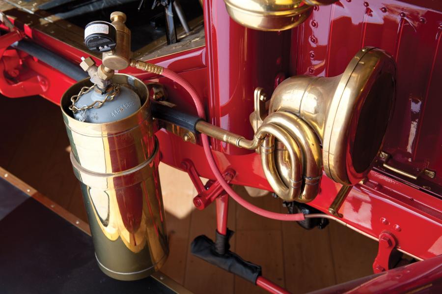 Детали экстерьера Locomobile Model E Roadster 1907 года  (фото 10 из 19)